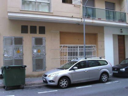 coche gris aparcadofrete a edificio